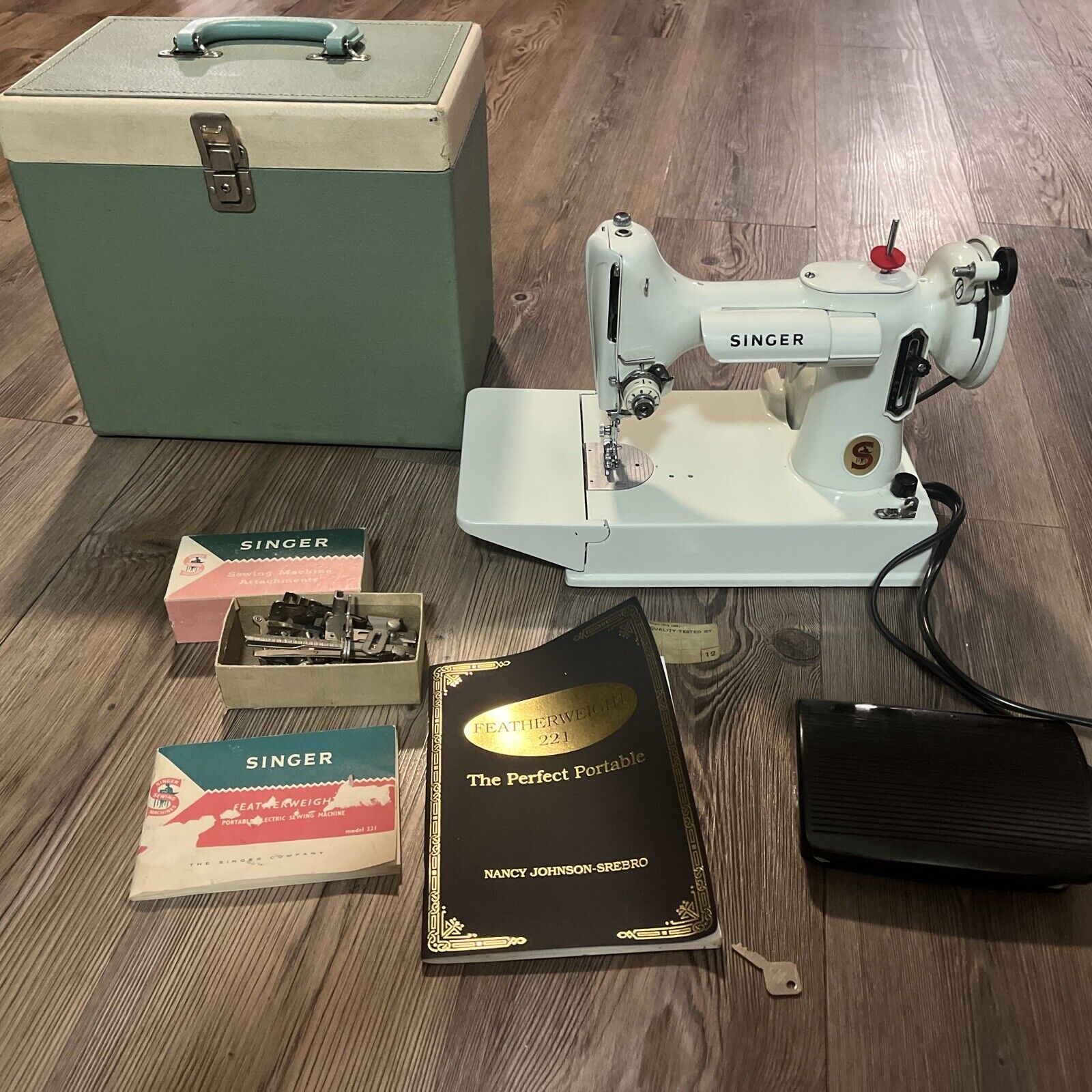 Singer  Featherweight Vintage White Sewing Machine 221 K Green Case READ DESC