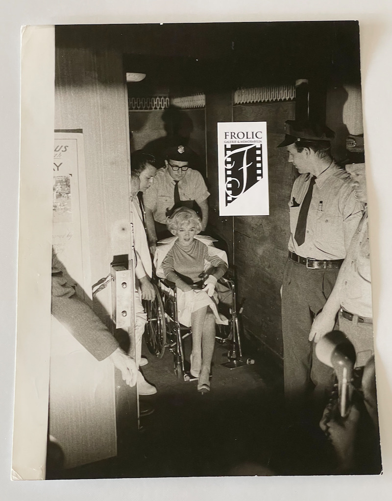 MARILYN MONROE 1961 Leaving Polyclinic Hospital published in Paris-Match RARE+++