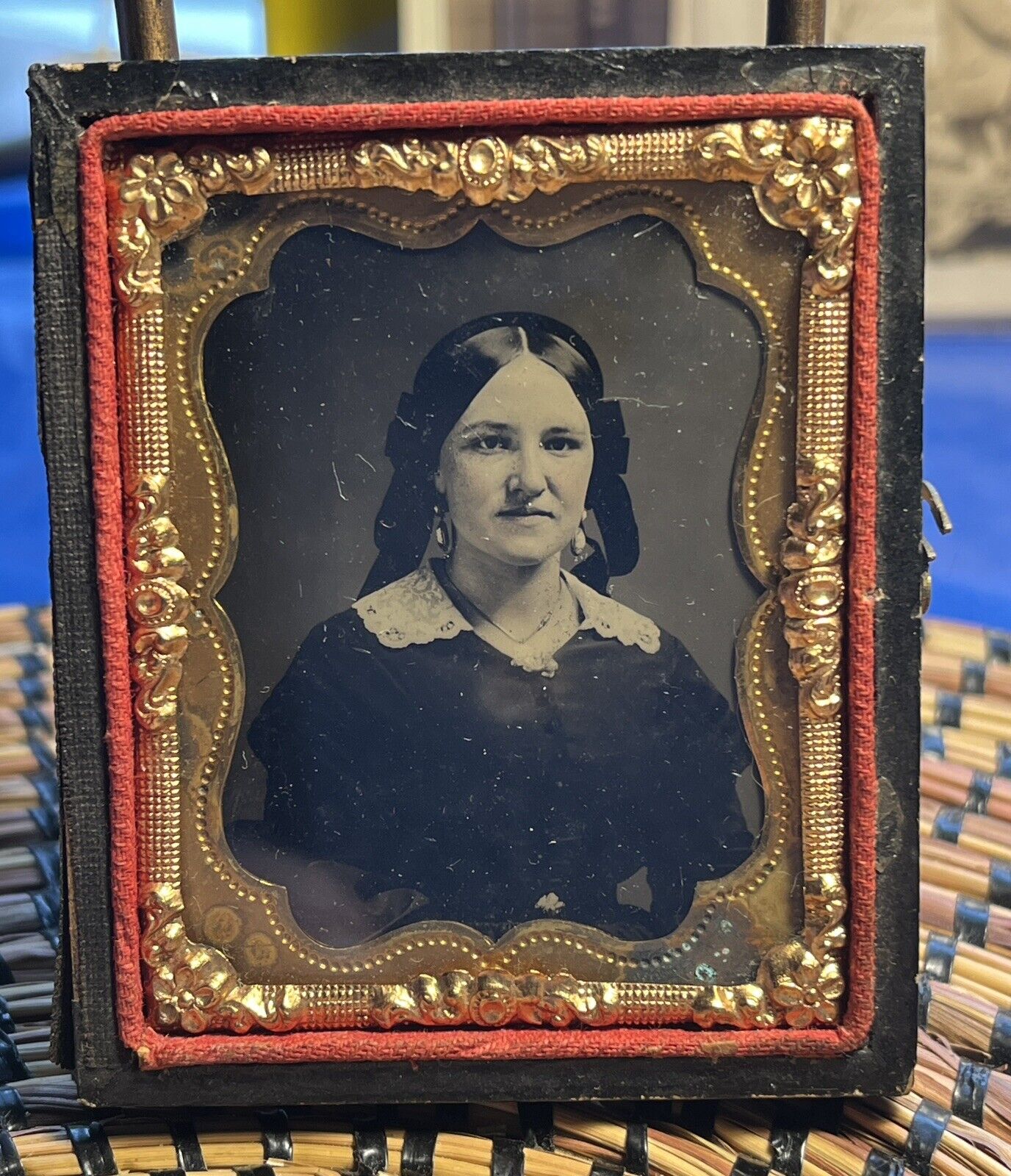 STUNNING ATQ 1860s Tintype Photo Union Case Beautiful Woman Cameo Drop Earrings