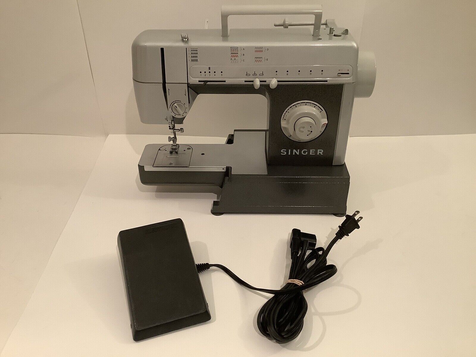 SINGER PROFESSIONAL SEWING MACHINE CG-550C - WORKS WITH ISSUE - PARTS OR REPAIR